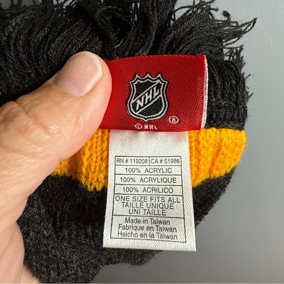 Reebok Face Off Collection Boston Bruins 70" x 5" Plus Fringe NHL Winter Scarf - Picture 5 of 6
